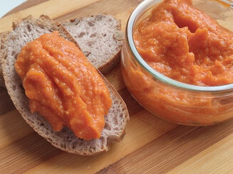 Хумус с запеченным перцем и мёдом