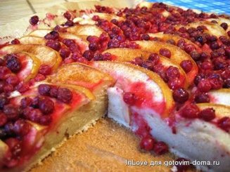 Пирог с яблоками и брусникой