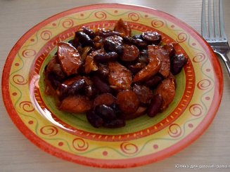 Фасоль с колбасками и овощами по-деревенски