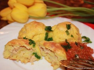 Картофельные шарики с фаршем и томатным соусом