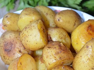 Молодой картофель, запеченный в мультиварке