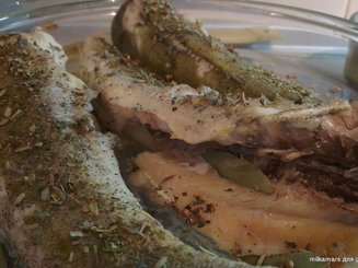 Запеченное рыбное филе с чесноком, петрушкой и орегано