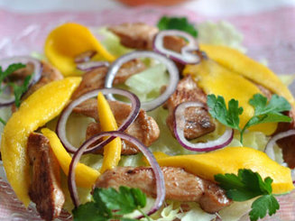 Салат "Напалм" с курицей и манго