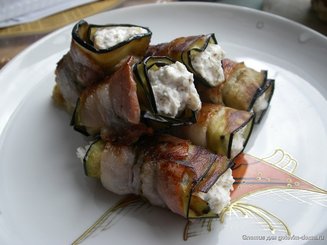 Баклажановые рулетики с беконом