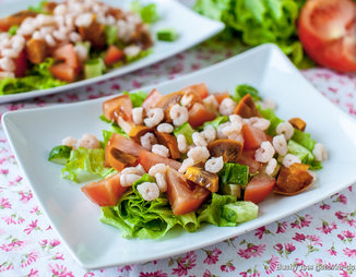 Салат с креветками, хурмой и овощами