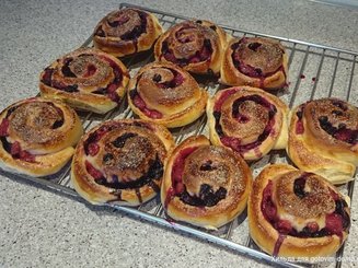 Праздничные булочки с летними ягодами