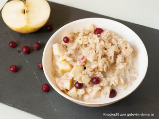 Овсяная каша с яблоком и клюквой