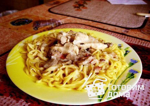 Спагетти с курицей, беконом и шампиньонами