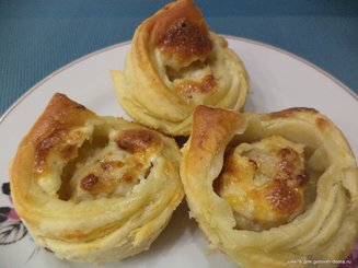 Закусочные пирожки с курицей и сыром