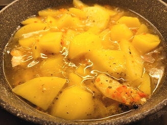 Картошка, тушенная с курицей