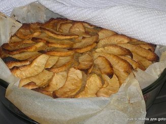 Пирог со сливами и яблоками