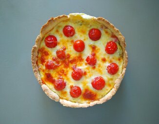Пирог — Киш Лорен с томатами и моцареллой