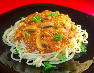 Спагетти с шампиньонами в томатном соусе