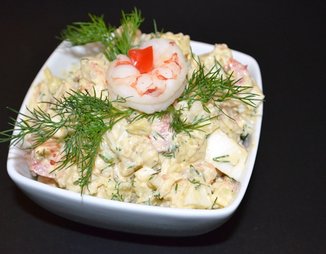 Картофельный салат с креветками и болгарским перцем