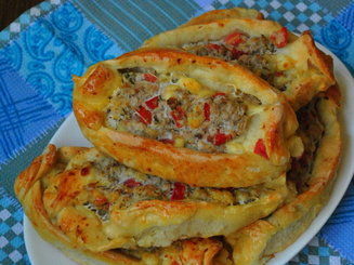 Пиде (турецкие лепешки) с фаршем, фетой и помидорами