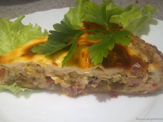 Французский сырный киш с луком, ветчиной и петрушкой