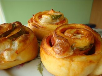 Булочки-улитки с салями и моцареллой