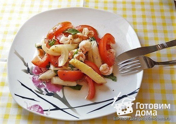 Салат с креветками, спаржей и помидорами фото к рецепту 1