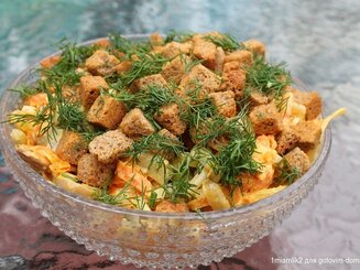 Грибной салат с сыром, морковью и солеными огурцами