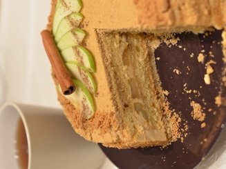 Яблочный торт с карамельным баварским муссом с корицей