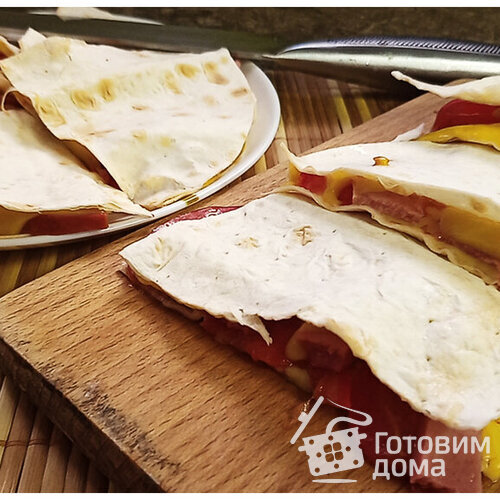 Треугольники с колбасой, сыром и помидорами