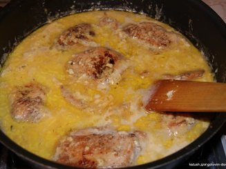 Куриная грудка с сюрпризом  под сырным соусом