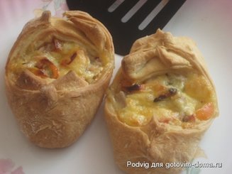 Бутерброды из слоеного теста с сыром, курицей и морковью