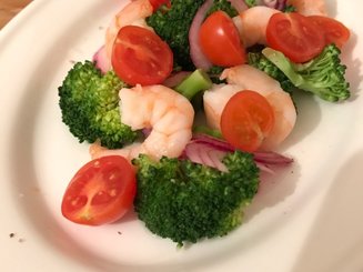 Салат "Весна у моря" с брокколи, черри и креветками