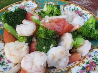 Салат "Весна у моря" с брокколи, черри и креветками