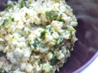 Овсяная каша со свежим шпинатом и сыром