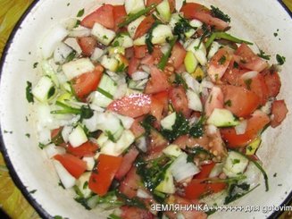 Салат с помидорами и яблоками