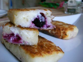 Сырники «Полешки с черной смородиной»