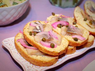 Smørrebrød - Датский бутерброд с селёдкой и каперсами