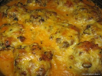 Запеченные под сыром гнезда-спагетти с фаршем и грибами