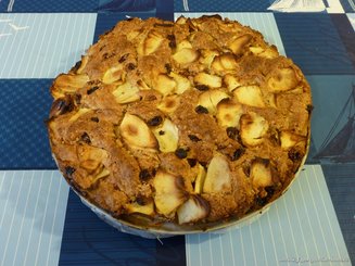 Яблочный пирог с миндалем и изюмом