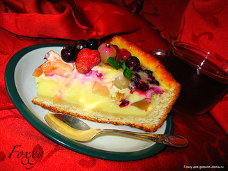 Пирог-сметанник с ягодами