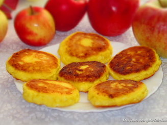 Сырники с начинкой из яблок и изюма