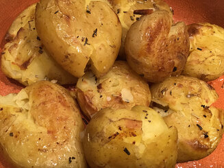 Картофель запечёный с розмарином и чесноком
