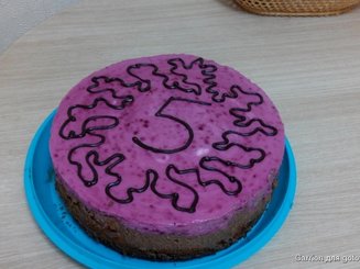 Шоколадный торт с черной смородиной
