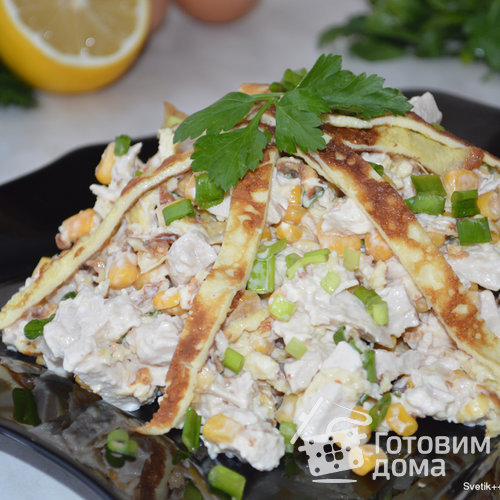 Салат с курицей, яичными блинчиками и кукурузой
