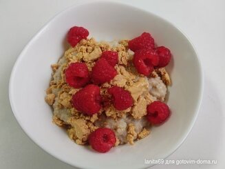 Овсяная каша с халвой и малиной