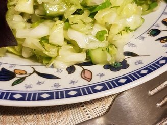 Салат с молодой капустой и огурцами