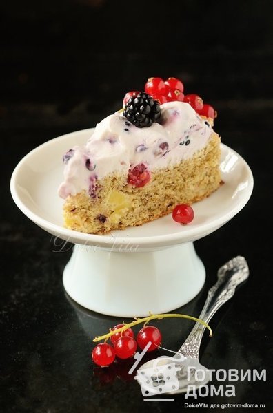 Ореховый пирог с кремом и ягодами фото к рецепту 6