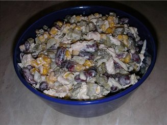 Салат с курицей, фасолью и сыром