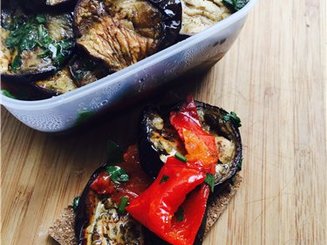 Закуска из запечённых баклажанов и перца