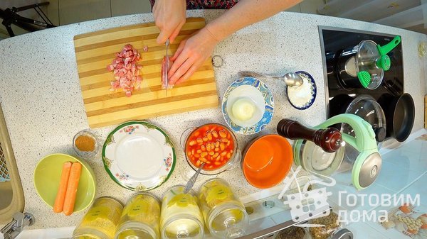 Пирог с сосисками, беконом и фасолью фото к рецепту 4