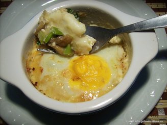 Грибы в сливках, запечёные с яйцом