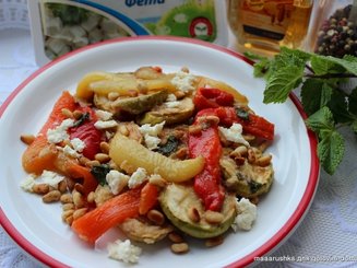 Салат из кабачков и перца с фетой и мятой