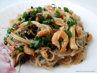 Салат с морепродуктами и "стеклянной" лапшой