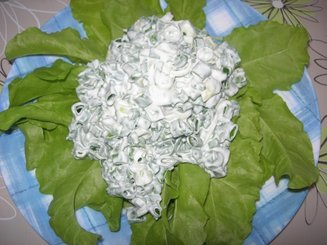 Салат из зеленого лука со сметаной